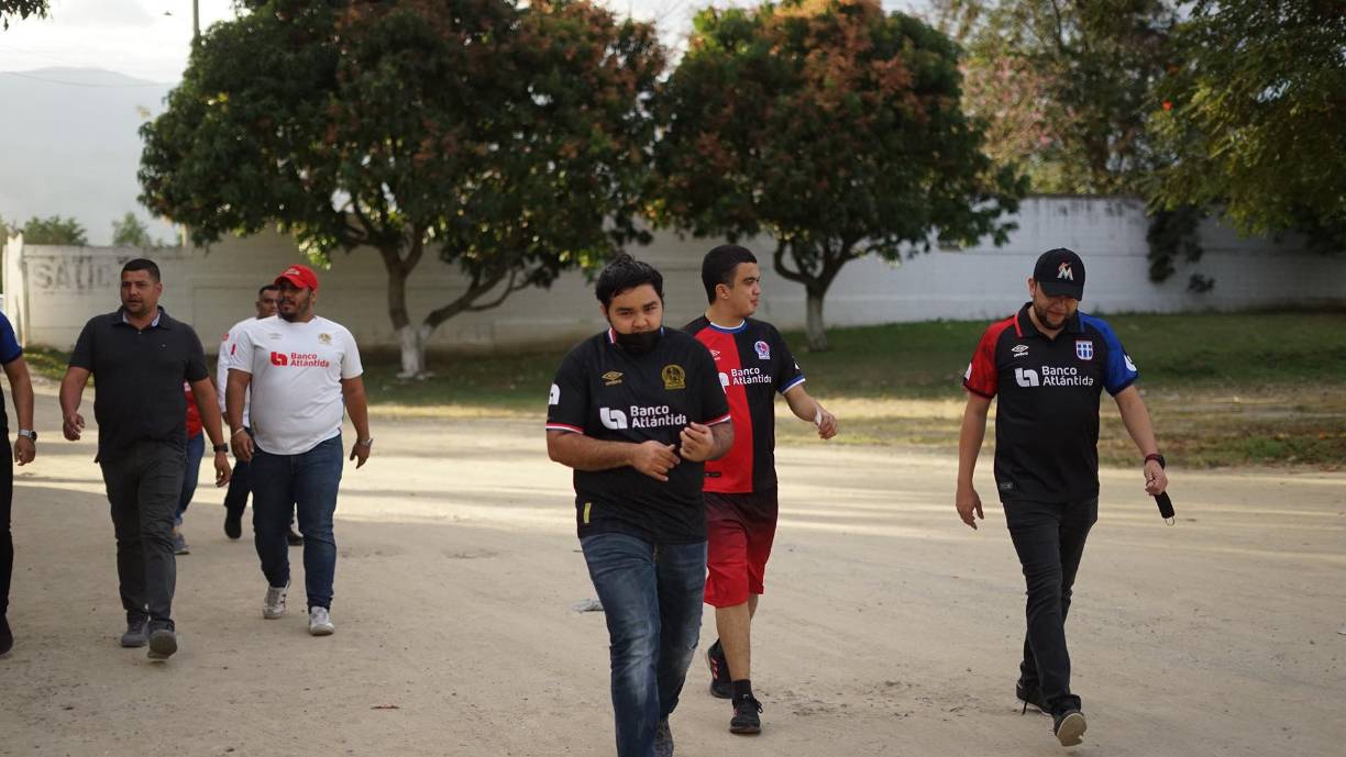 Alegría, emoción y esperanza para recibir un buen espectáculo reflejaban los hinchas merengues.