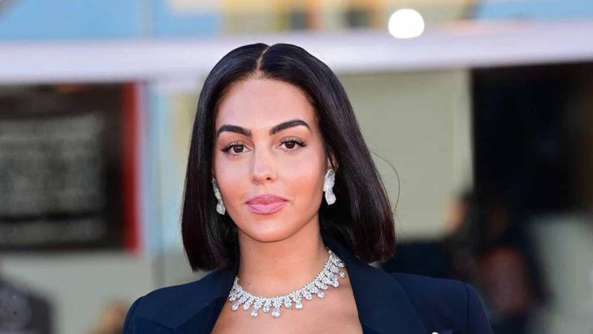 La modelo española Georgina Rodríguez ( de 28 años), pareja del futbolista luso Cristiano Ronaldo. Tienen cinco hijos de los cuales solo dos son en común. Los otros tres son de Cristiano Ronaldo con dos mujeres de las cuales se desconoce su identidad.