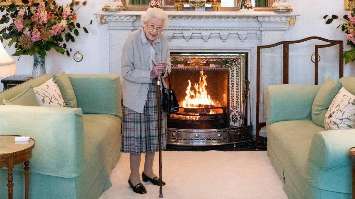 La monarca, que por convención no votaba, se reunió casi semanalmente con los 15 primeros ministros que se sucedieron durante su reinado. excepto con la flamante Liz Truss, a la que solo llegó a nombrar el martes. Eran encuentros confidenciales, organizados en el Palacio de Buckingham, para discutir los asuntos del momento y durante los cuales podía “aconsejar y advertir”. Sin embargo, el monarca nunca puede oponerse a las decisiones del primer ministro. 