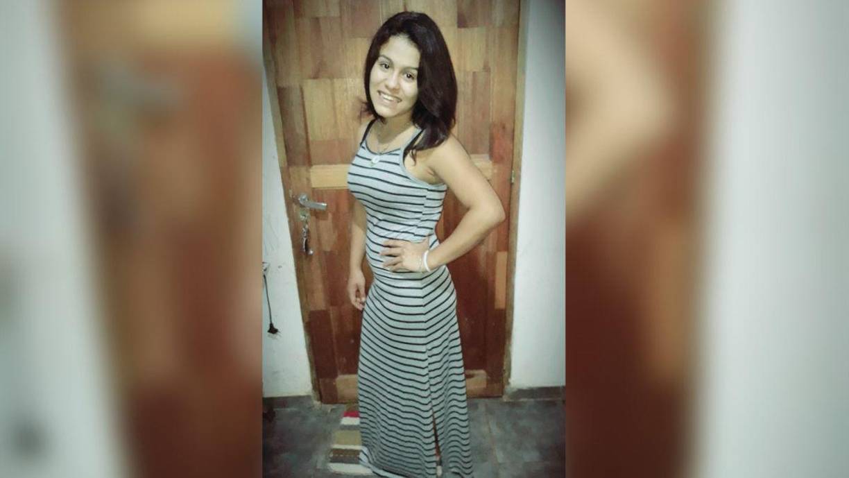 La ropa interior estaba metida en la zona de la ingle. Las autoridades dicen que el tatuaje de un pez en el abdomen y piercings, además de pulseras de acero quirúrgico en un tobillo y una muñeca, facilitaron la identificación.