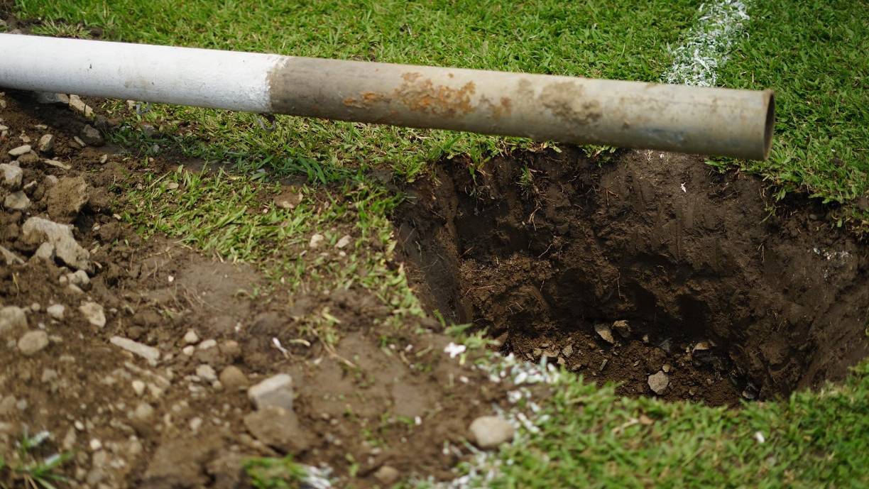 El corte de la grama no fue profundo, se estaba quitando con las manos para no perder la masa para colocarla en una cancha del Estadio Olímpico. Es decir, la grama no se está desechando.