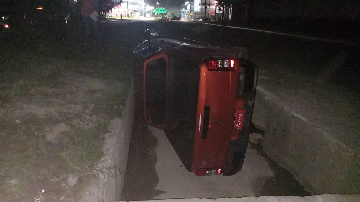 El pickup es una L200 roja que por fortuna para él está asegurado. No es la primera vez que se regitra un accidente de este tipo en este bulevar.