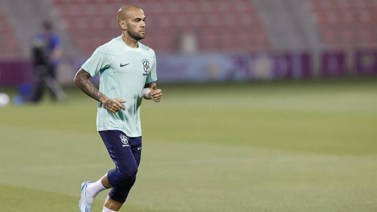 Dani Alves se animó a jugar un partido de fútbol con sus compañeros de prisión. La primera vez que tocaba la pelota desde que llegó a la cárcel. Y fue tal la noticia que no tardó en correrse la voz dentro de la penitenciaria. Se asomaron discretamente funcionarios, profesionales externos, personal de la dirección y la totalidad de los reclusos del módulo vecino, que se pegaron al vidrio para no perderse ningún detalle.