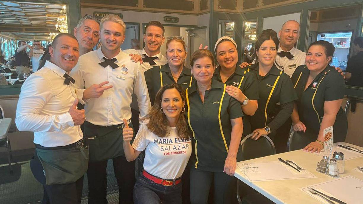 María Elvira, nació en Miami, en la Pequeña Habana, de padres cubanos que emigraron a los Estados Unidos con solo cinco dólares en sus bolsillos, huyendo de la llegada de Fidel Castro al poder. 