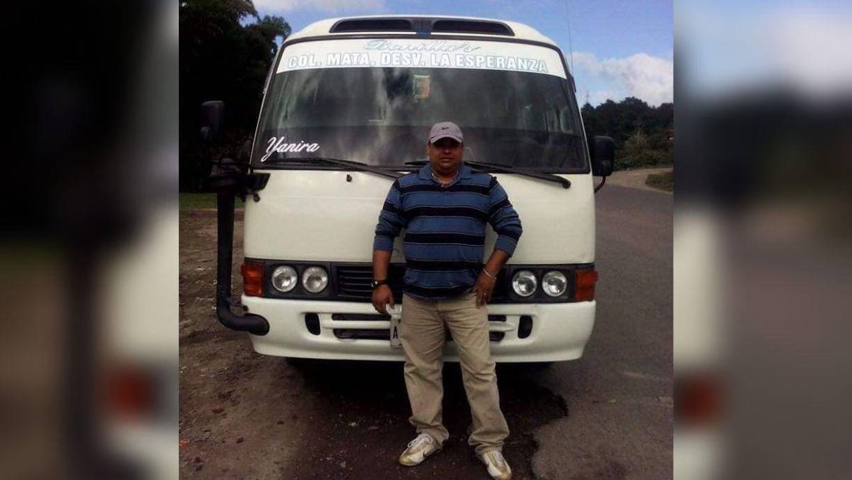 Elementos del Cuerpo de Bomberos se encargaron de rescatar los cuerpos de las víctimas, ya que quedaron atrapados entre el amasijo de hierro y una pared de bloque que les cayó encima.