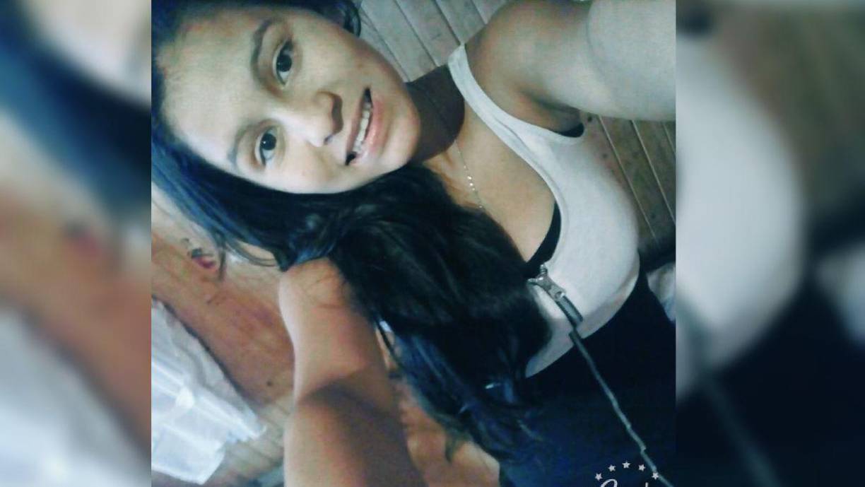 La joven fue hallada sin vida un día después en una zanja de un barrio de San Vicente. Personas que pasaban por el lugar reportaron a las autoridades el hallazgo del cuerpo de una mujer a las 7:45 de la mañana. El cadáver estaba descalzo, vestía unas medias azules y no tenía corpiño.