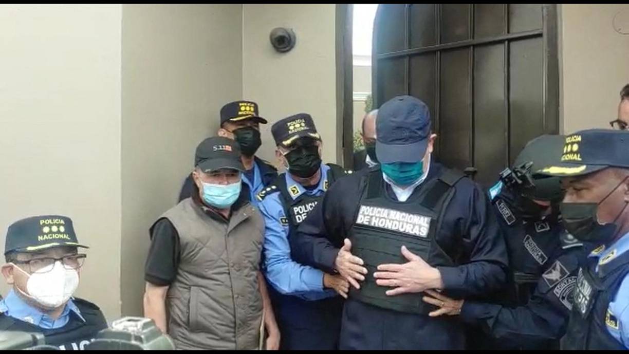 Juan Orlando Hernández es acusado por el gobierno estadounidense de traficar unas 500 toneladas de cocaína a través de Honduras, a sabiendas de que terminaría en Estados Unidos, indicó la embajada estadounidense en Tegucigalpa en un comunicado.
