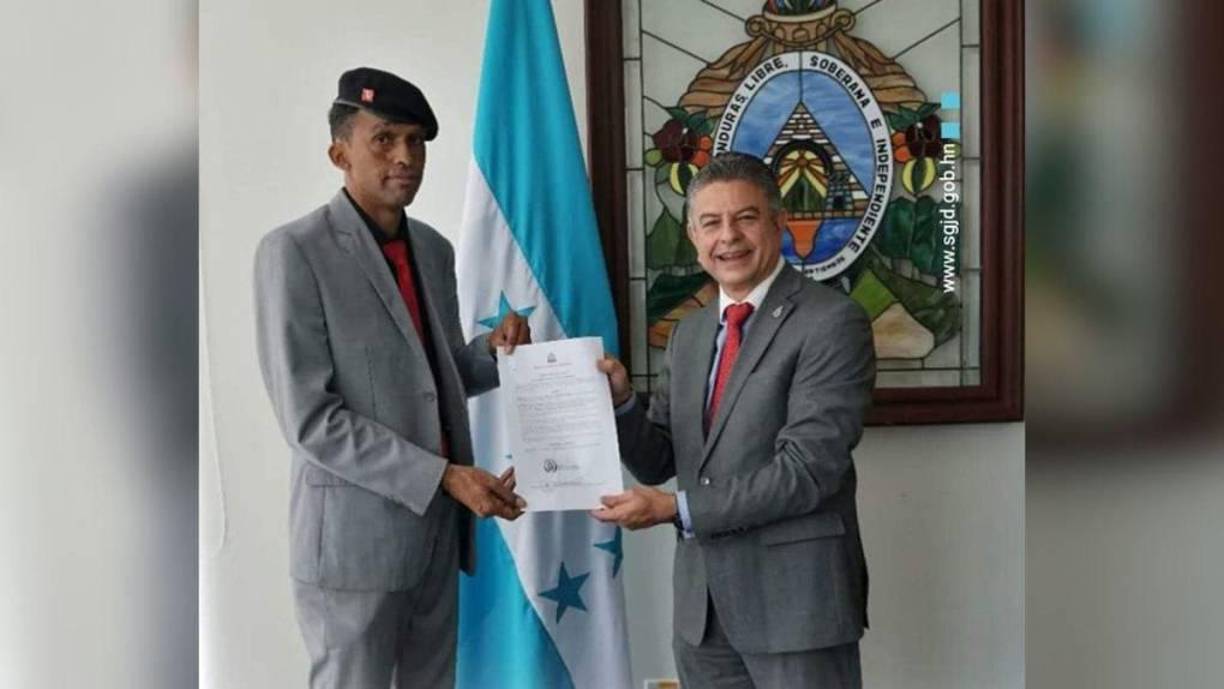 El funcionario no ocultó su <b>incomodidad</b>, explicando que, de sus once hermanos, actualmente solo quedan nueve, tras la muerte de dos, y él es el único que ha asumido la <b>responsabilidad</b> de cuidar a su madre.