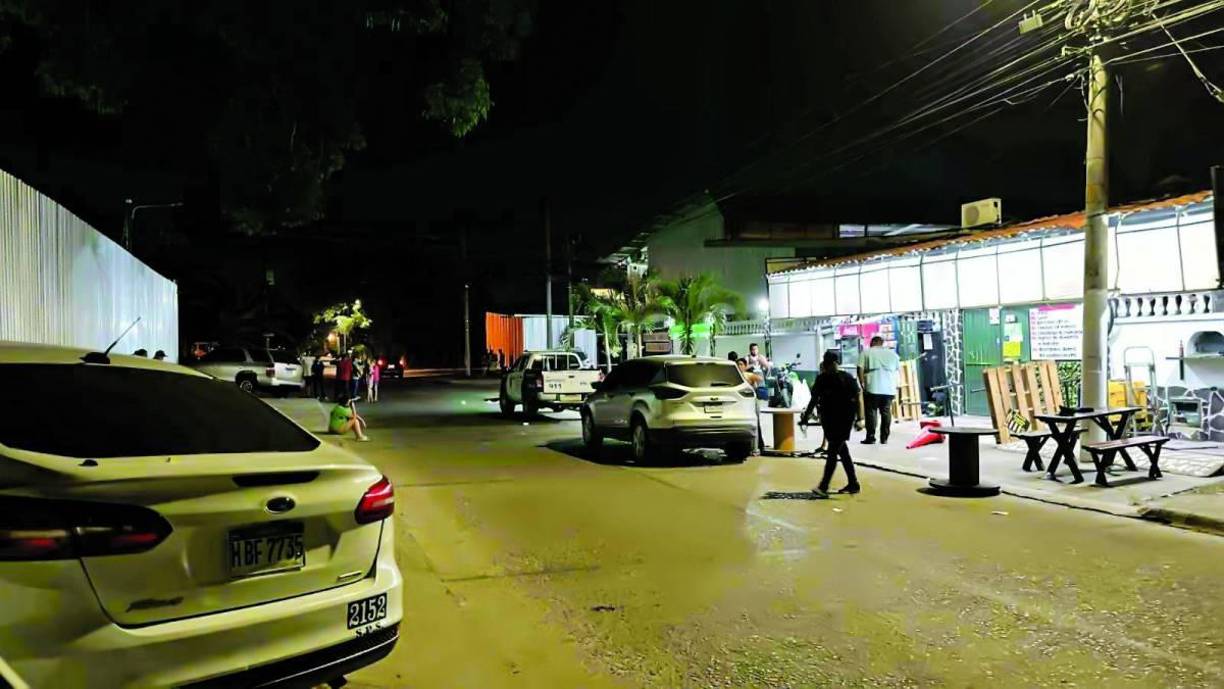 Las autoridades policiales informaron que en el bar hay instaladas cámaras de seguridad que captaron cómo el homicida le dio muerte a los tres hombres. Se dijo que los vídeos que ayer circularon en las redes sociales son claves para identificar al sicario, porque se mira su rostro y la características del carro en el que huye.