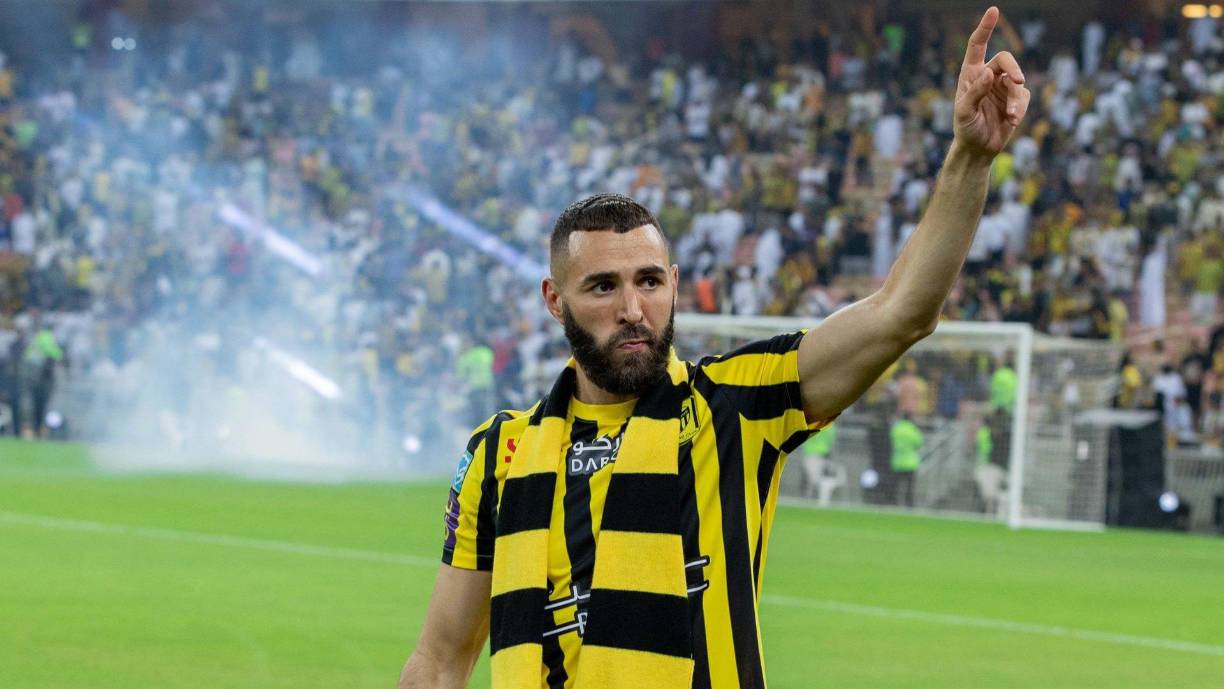 L’Equipe publica que el Al Ittihad estaría trabajando para llevar a cabo la salida de Karim Benzema, pero a otro equipo de la liga árabe, concretamente de Riad, y cuyo nombre aún no ha sido desvelado.