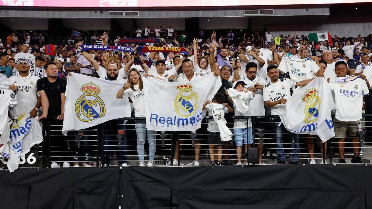 Los aficionados del Real Madrid llegaron en multitud al Allegiant Stadium de Las Vegas para apoyar a su equipo.