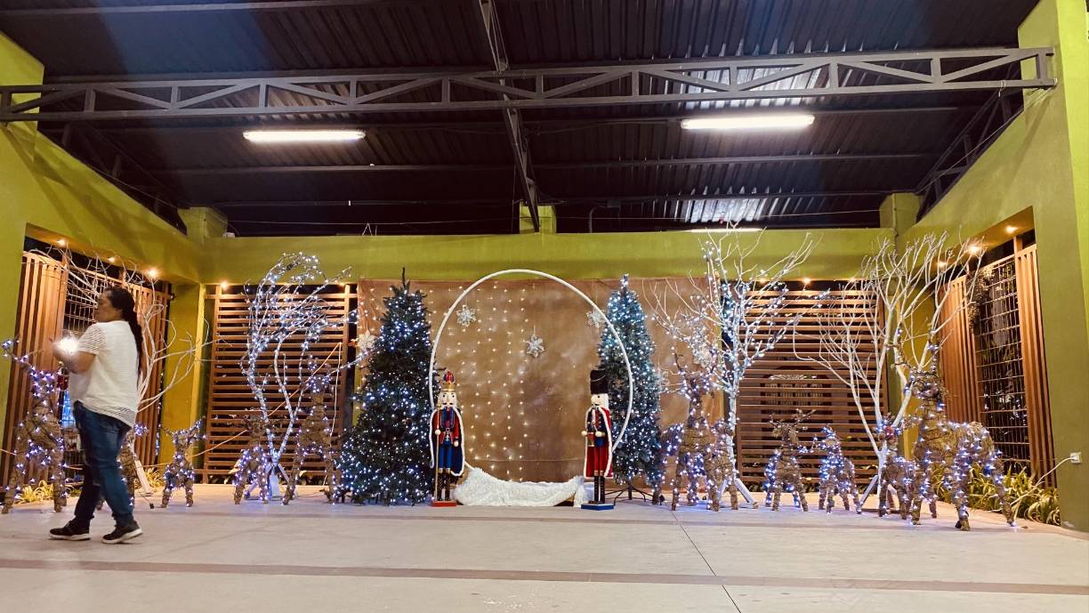 El escenario del parque central La Libertad fue transformado en un área ideal para que las familias retraten sus momentos de alegría y júbilo por navidad.