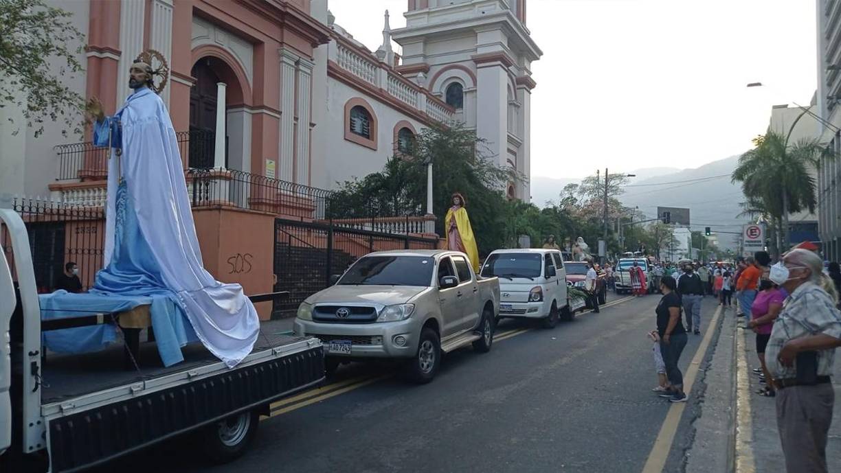 ¡Santo Entierro! En silencio feligresía católica recorre el centro de San Pedro Sula