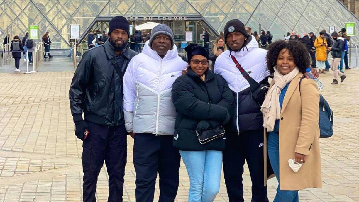 Asimismo, su familia disfruta de los rincones de Francia junto al atacante catracho.