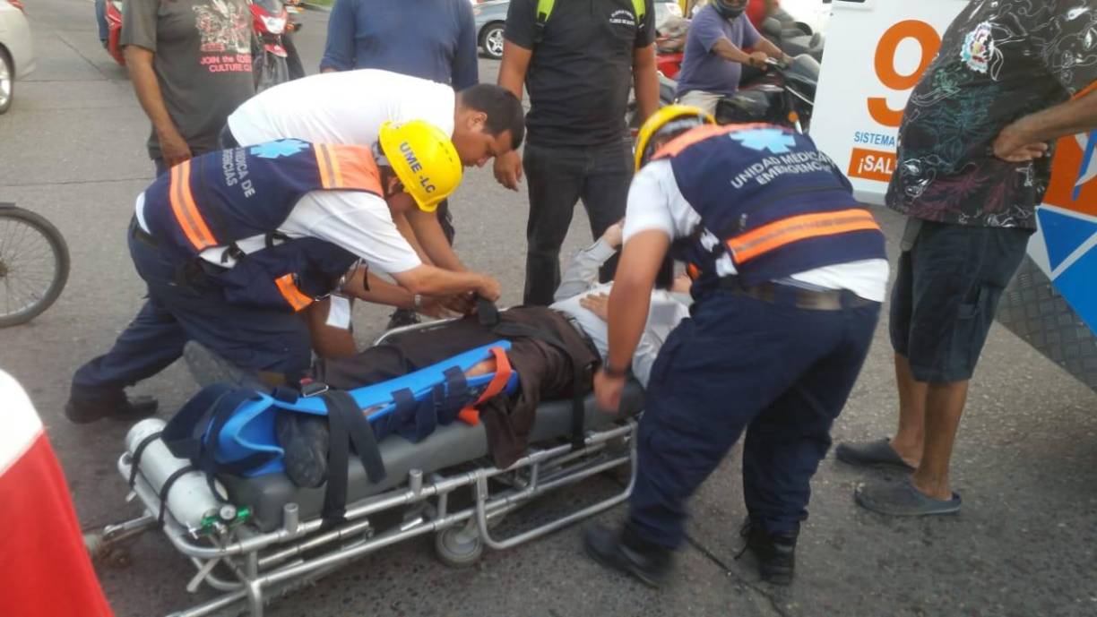 Paramédicos de la Unidad Medica de Emergencia del litoral Atlántico han logrado salvar muchas vidas al asistir a tiempo a los heridos de accidentes, en seis años de operaciones en esta zona. 