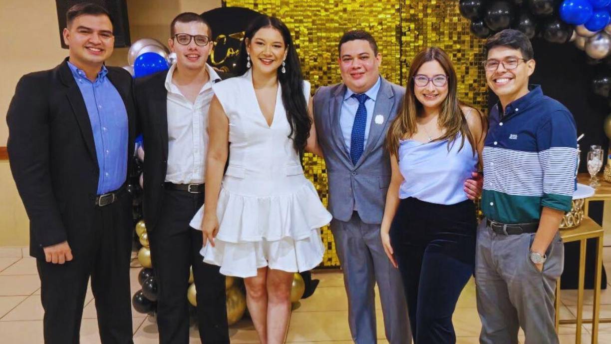 Toda una generación de nuevos médicos: Adán Portillo, Juan Madrid, Dayra Orellana, Alejandro Machado, Mariajose Pineda y Gabriel Banegas. La familia de Machado le preparó una hermosa celebración que tuvo lugar en el Salón Omoa del hotel Copantl.