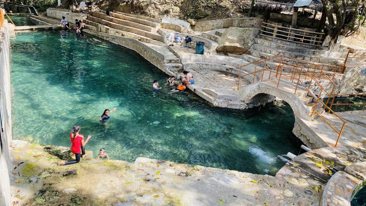 Las Aguas Termales Presidente es uno de los lugares más concurridos de Gracias y son famosas por ser naturales y alcanzar temperaturas hasta de 36 grados centígrados.