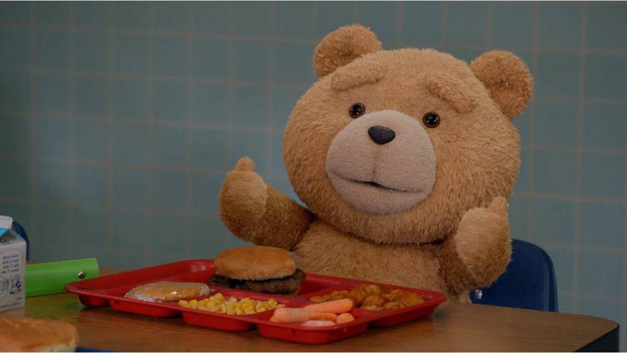 El 11 de enero podrás disfrutar en Universal+ al recordado oso de peluche más políticamente incorrecto y consumidor de cannabis de la comedia “Ted” (2012) regresa en una serie de ocho episodios. La historia tiene lugar 10 años antes de los acontecimiento de la película de Seth MacFarlane, quien además interpreta la voz en inglés del peluche. Esta vez, se muestra la relación que tenía con su joven mejor amigo de John Bennett (Mark Wahlberg), que vivía en compañía de sus padres y su prima.