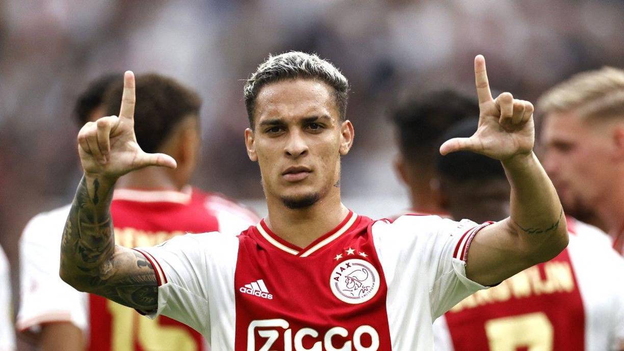  El Manchester United y el Ajax están a punto de cerrar el traspaso del brasileño Antony (22 años) al cuadro inglés por una cantidad que, según The Athletic, está muy próxima a los 100 millones de euros. 