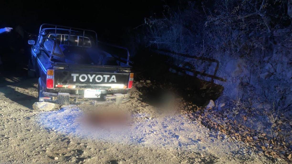 Otra de las víctimas, un hombre, que quizá intentó huir, quedó tirado a orillas de la carretera, de tierra.