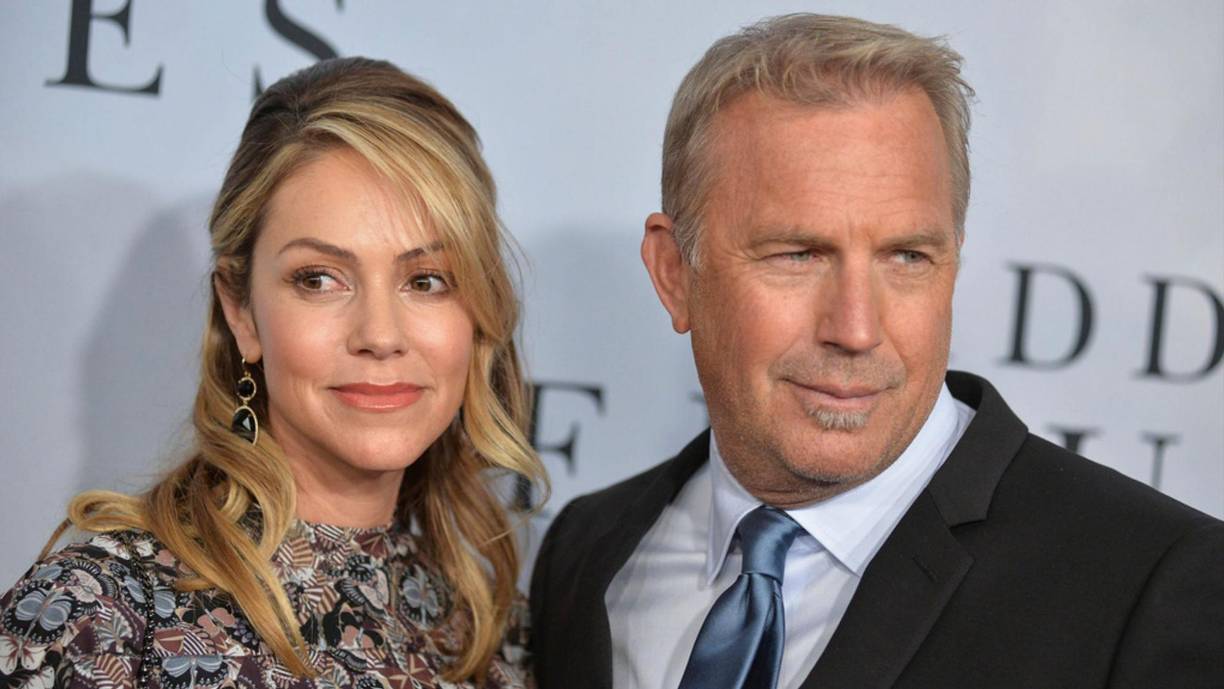Kevin Costner y Christine BaumgartnerAños juntos: 18Hijos: 3Razón del divorcio: “Diferencias irreconciliables”Inicios: Tras cuatro años de noviazgo, el actor se casó con la diseñadora de bolsa en septiembre de 2004, en su rancho en Aspen, Colorado. Anunciaron su separación en mayo de este año. Su divorcio tuvo varias peleas legales; al final, llegaron a un acuerdo, en el que, entre otras cosas, el actor tendrá que pagar a Christine 63 mil dólares mensuales para la manutención de sus hijos. Costner tiene 4 hijos más de relaciones pasadas.Declaración: “Con gran tristeza han ocurrido circunstancias fuera de su control que han resultado en que el Sr. Costner tenga que participar en una acción de disolución del matrimonio. Pedimos que se respete su privacidad, la de Christine y la de sus hijos mientras atraviesan este momento difícil”, compartió su mánager en un comunicado.