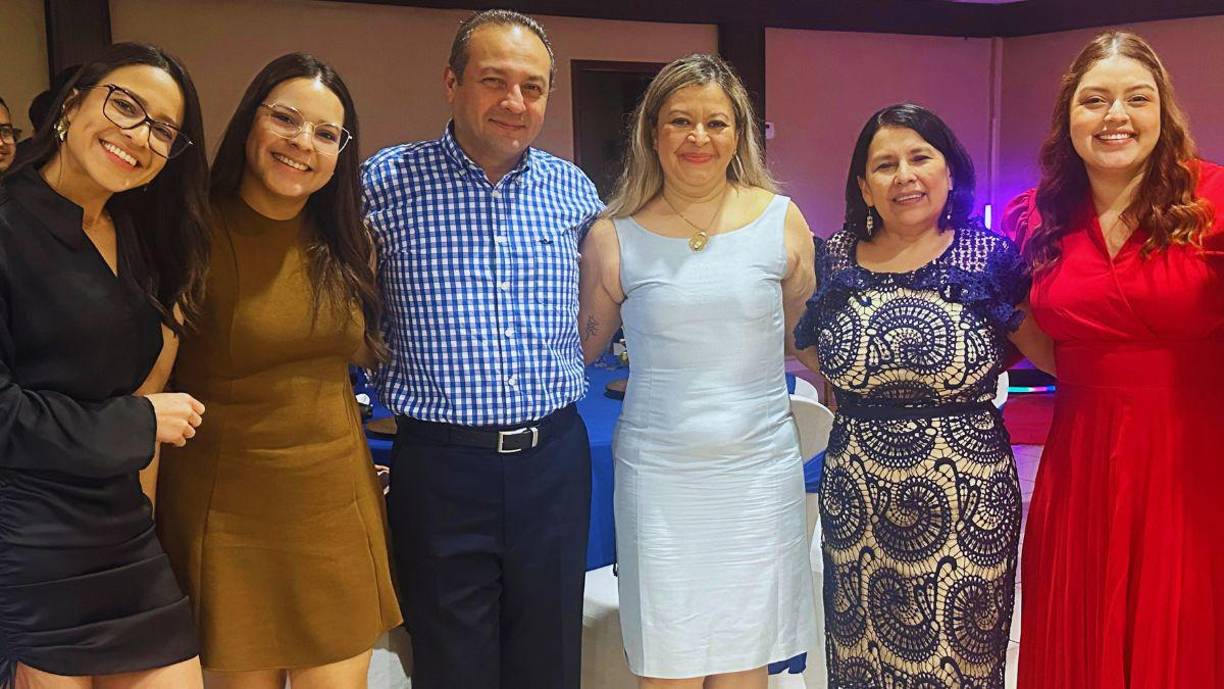También celebraron el júbilo de Alejandro, Gloria Irías, Laura Irías, Carlos Irías, Maria Gloria de Irías, Liliana Ramirez y Daniela Guardado. 