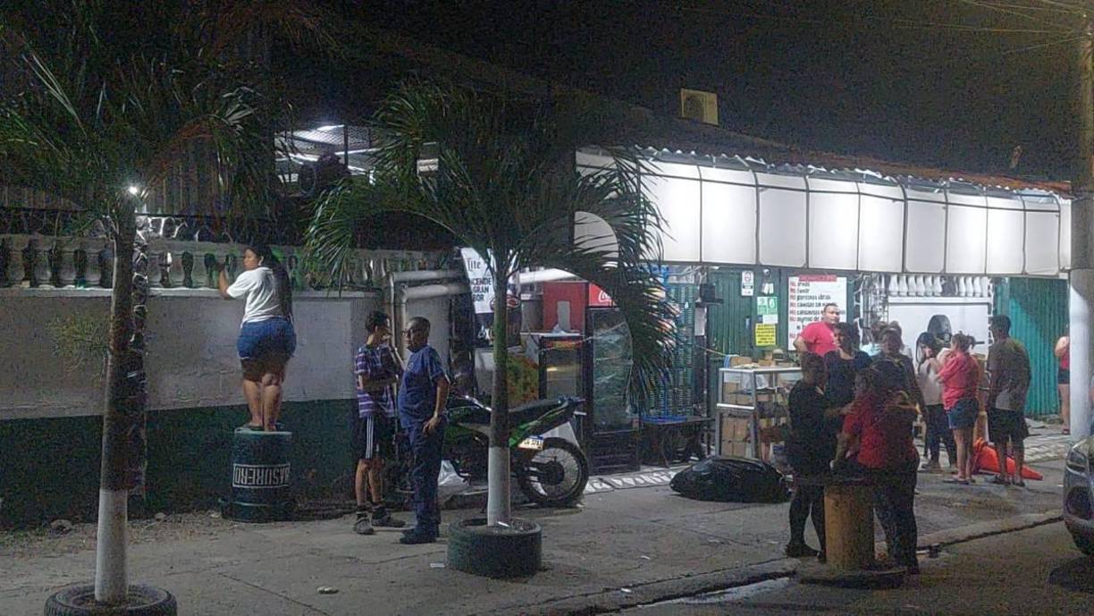 El homicida salió del negocio y se subió a una camioneta color vino que lo esperaba afuera y huyó.