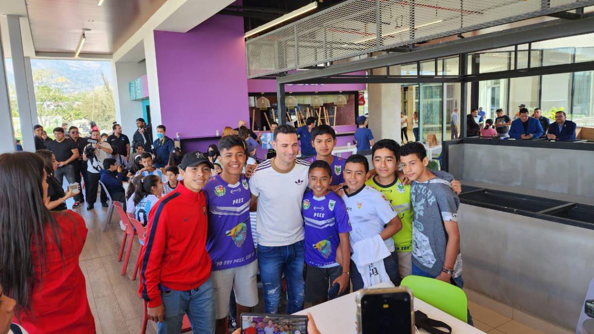 Lionel Scaloni recibió el cariño de los salvadoreños y se mostró muy amable con ellos. El DT de Argentina se tomó una fotografía con los niños que cantaron la canción “Muchachos”.