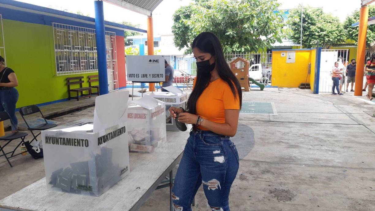 Este lamentable suceso pone de manifiesto la vulnerabilidad que enfrentan incluso las figuras públicas en materia de seguridad y refuerza la importancia de abordar los problemas relacionados con la delincuencia en la región de Veracruz. La comunidad política y ciudadana sigue de cerca el desarrollo de la investigación y brinda su apoyo a Sofía Yunes en estos momentos difíciles.