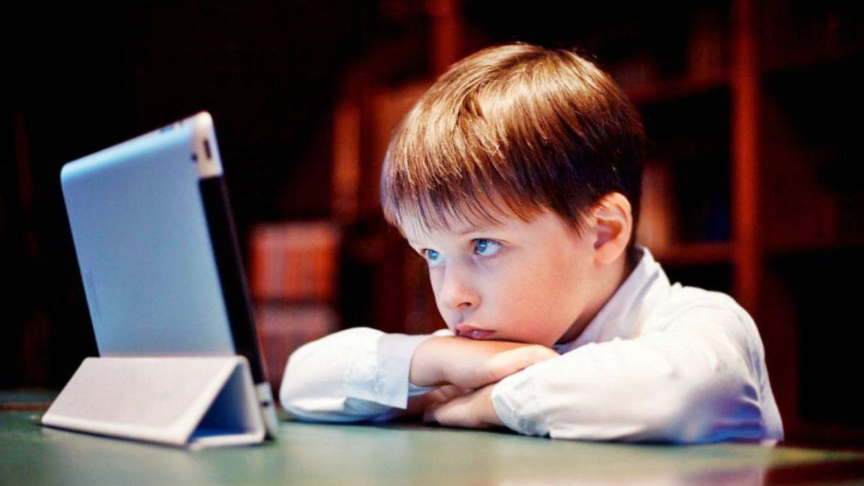 Además, puede utilizar otros medios para compartir imágenes de un modo más personal con aquellos familiares que viven lejos. Puede añadir las fotografías en un archivo adjunto de correo electrónico dirigido a un contacto de su máxima confianza. Valora la fotografía no como un detalle atemporal sino en su perspectiva de futuro.