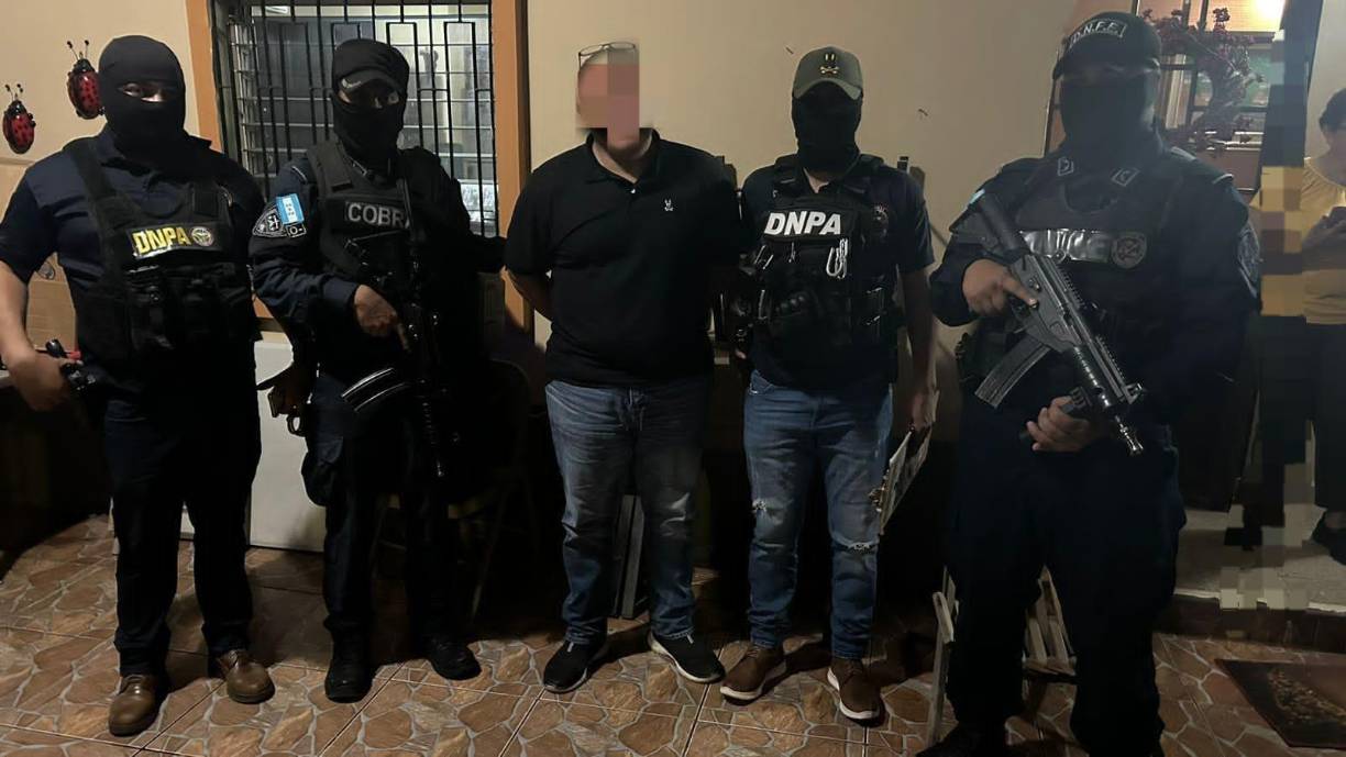 De igual forma el vehículo localizado por las cámaras coinciden con el vehículo decomisado en el domicilio del detenido, por lo cual las vinculaciones indican que dicho ciudadano es el responsable de tratar de enviar esta mercancía ilegal con destino hacia Norteamérica.