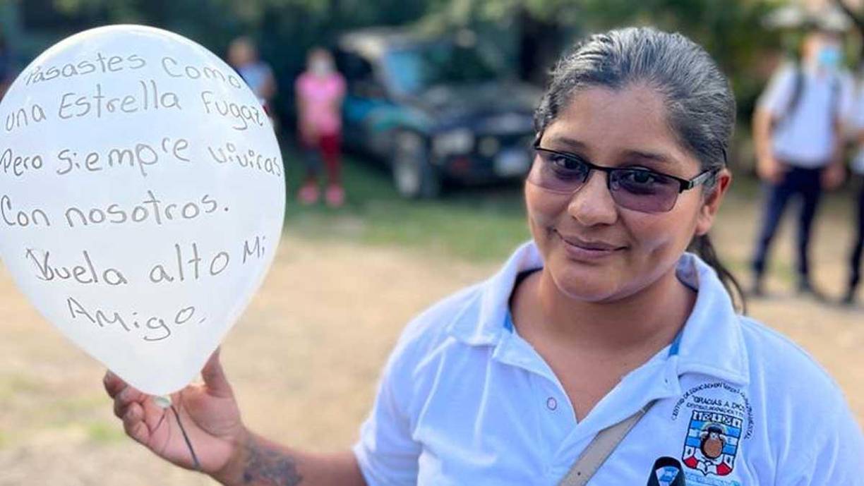 A eso de las 7:00 pm salió del colegio en su moto y en el camino se estrelló contra un poste del tendido eléctrico. 