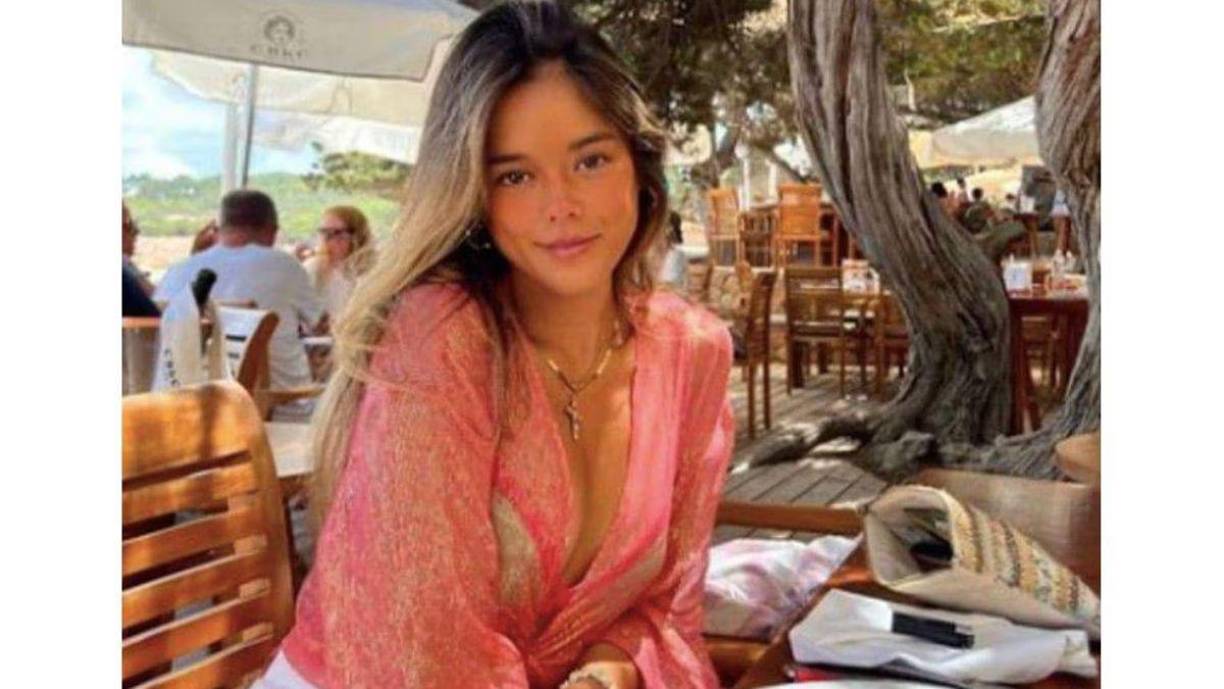 Se trata de una chica de 22 años, aproximadamente de la misma edad que la actual pareja del exjugador del Barcelona.