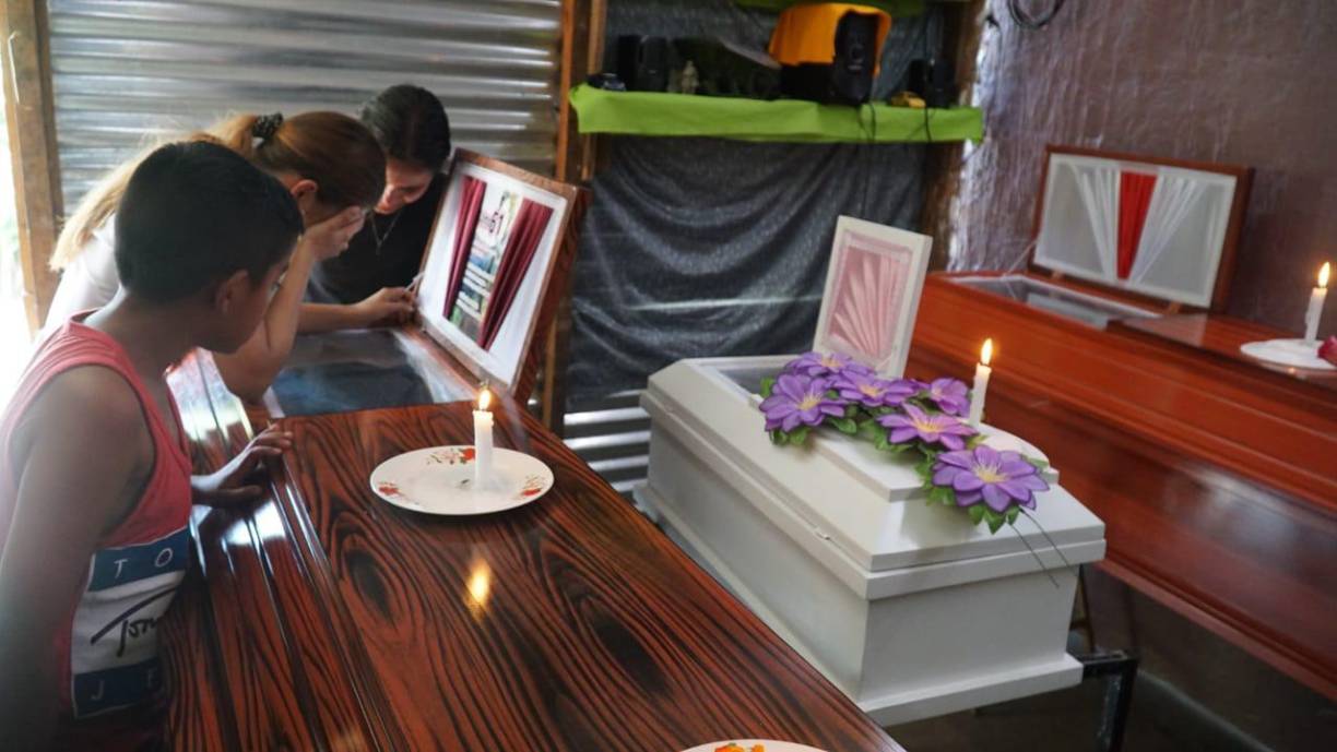 Gerson Reyes López era el nombre del padre y esposo. 