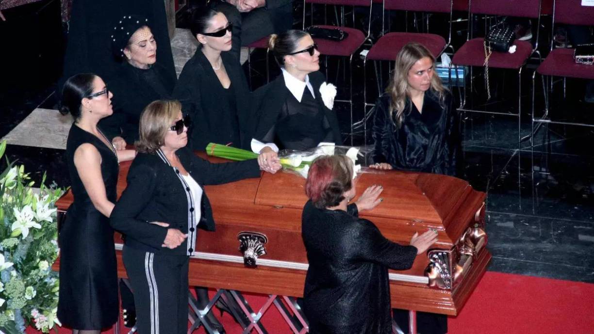 Su ausencia destacó entre <b>las mujeres de la dinastía Pinal </b>que sí aparecieron en el recinto como Alejandra Guzmán, Sylvia Pasquel, Stephanie Salas, Michelle Salas y Camila Valero.