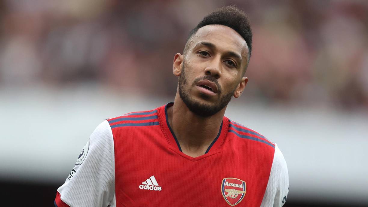 Pierre Emerick Aubameyang tiene las horas contadas en el Arsenal. El equipo gunner ha decidido hacer caso a Mikel Arteta y van a hacer lo posible por desprenderse del delantero gabonés ya que los problemas ente el técnico español y el futbolista parecen no tener solución. Los ingleses buscan desprenderse de su enorme salario, uno de los grandes problemas para darle salida. Eso sí, ya tienen tres opciones sobre la mesa: Newcastle, Juventus y Borussia Dortmund, de donde salió al cuadro gunner.