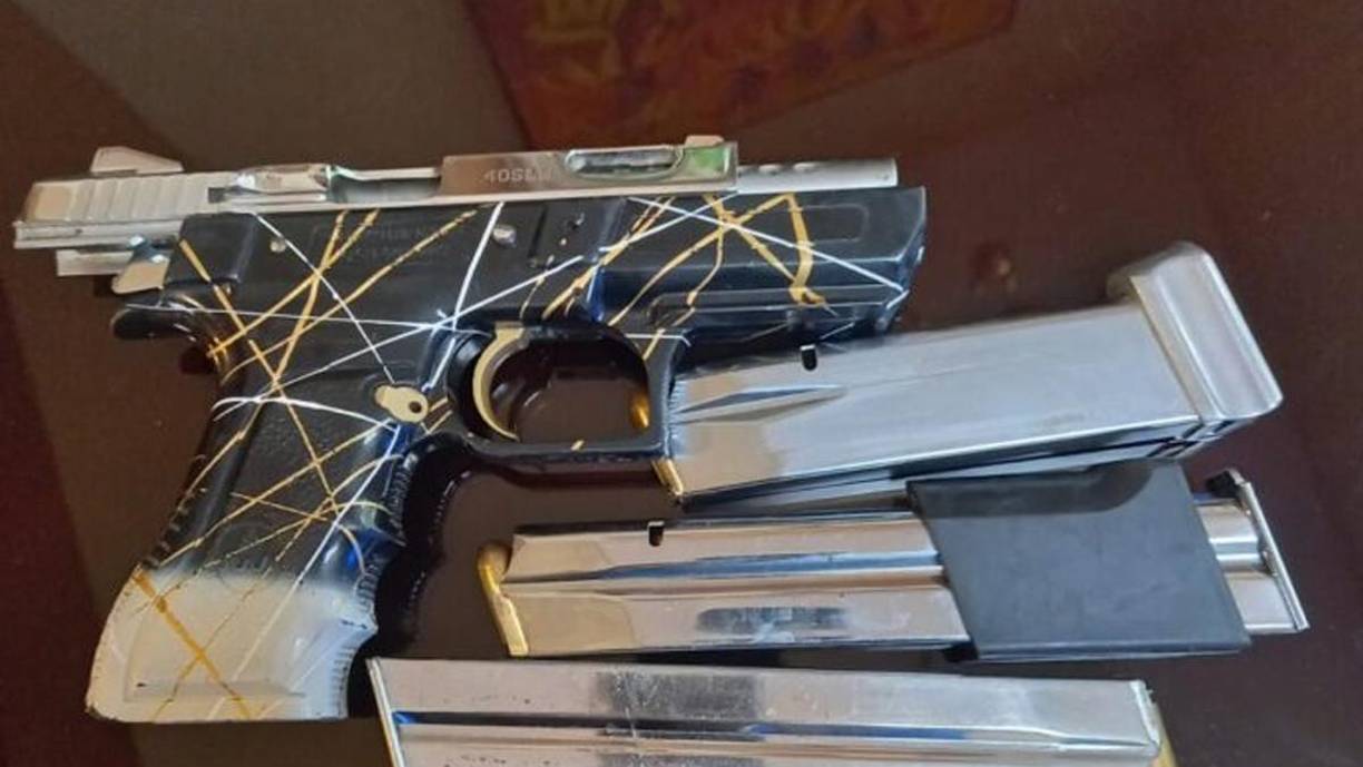 También se detuvo a Abner Eliseo Zepeda Godoy, de 32 años, acusado de hurto agravado, y arrestado con tres armas fuego. Ambos, Estévez Salguero y Zepeda Godoy pertenecen a la misma organización Jalpatagua.