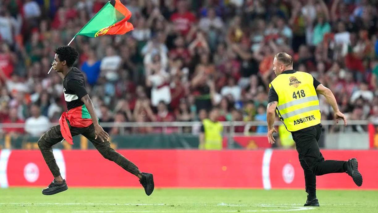 Invade el campo, le besa los pies a Cristiano y lo levanta por los aires