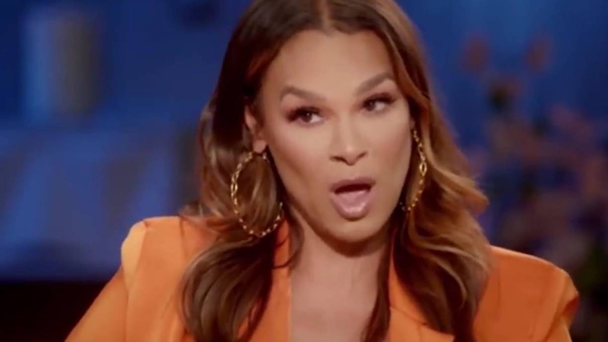 La cantante de country Jana Kramer, que fue la invitada de esta semana, hizo la pregunta que sin duda está en boca de todos los espectadores: “¿Alguna vez han tenido relaciones?”