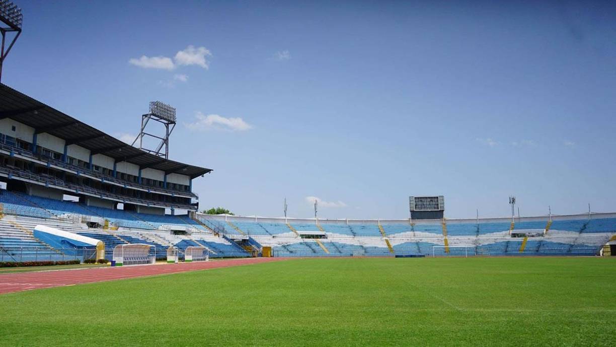 Los encargados del mantenimiento del escenario deportivo empezaron a dejar listo todo para el día del partido.