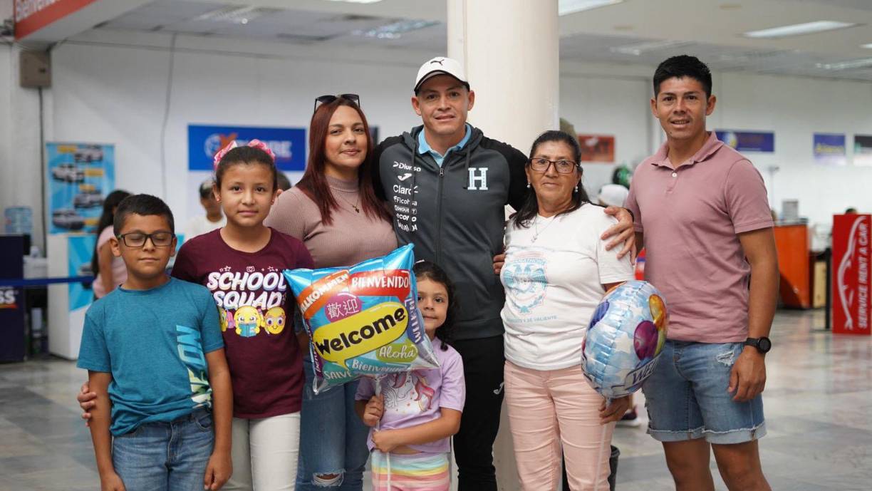 Su familia fue a recibirlo al Aeropuerto Ramón Villeda Morales tras su debut con la Selección de Honduras. 