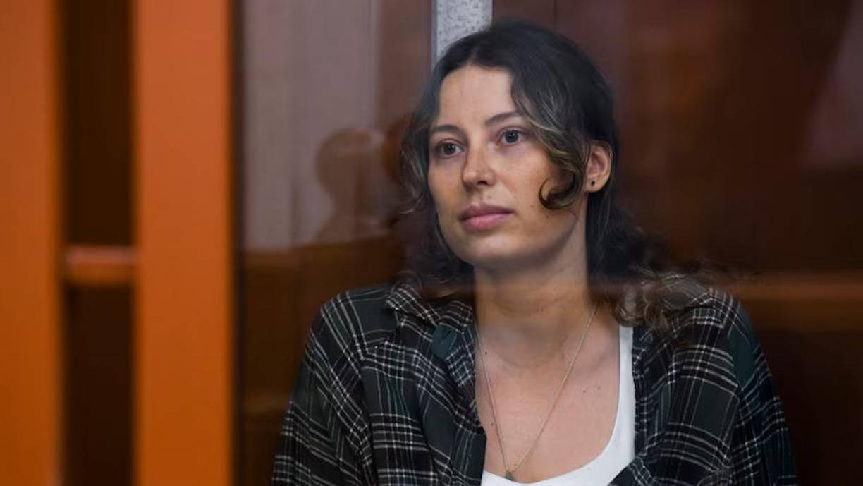 La Fiscalía había pedido anteriormente 15 años de prisión para la mujer, de 33 años, por enviar 51 dólares al Ejército ucraniano.