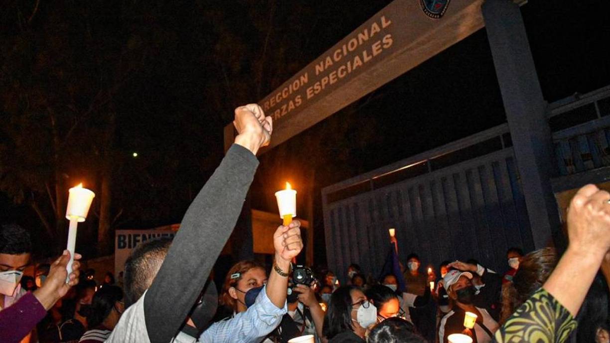 Un grupo de nacionalistas que realiza una vigilia y cadena de oración por el expresidente de Honduras, Juan Orlando Hernández.