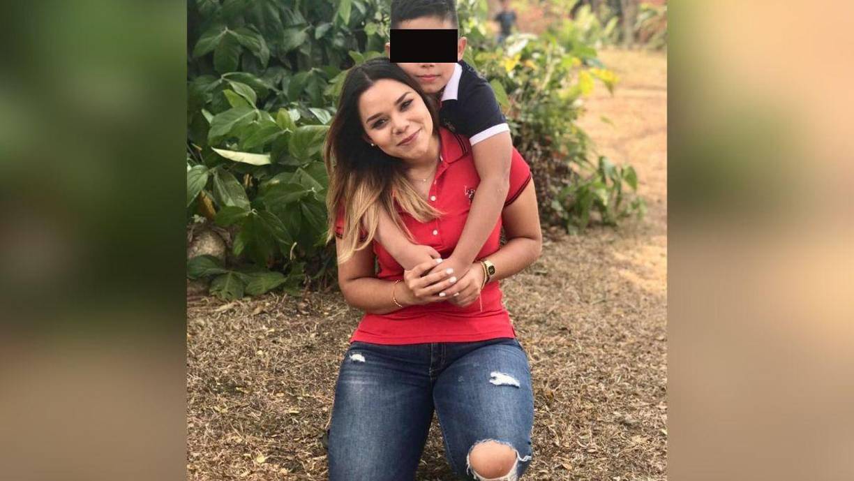 Los cuerpos de madre e hijo fueron hallados uno sobre el otro y el de su mascota a unos cuantos metros de distancia.