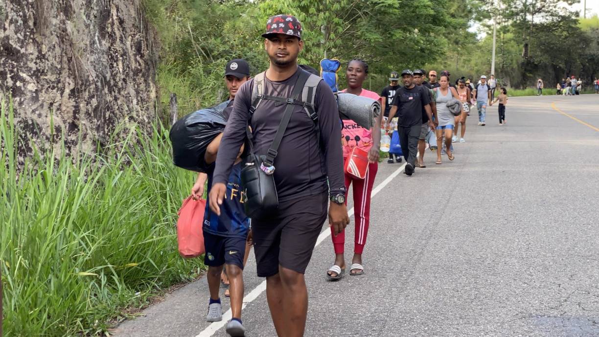 Sin embargo, en su paso por Honduras, migrantes de Venezuela, Cuba, Haití, Colombia y Ecuador, deben pagar cuantiosas sumas de dinero para poder cruzar la frontera. “Pagamos entre 25 y 75 dólares para pasar en vehículo, sino, debemos caminar”.