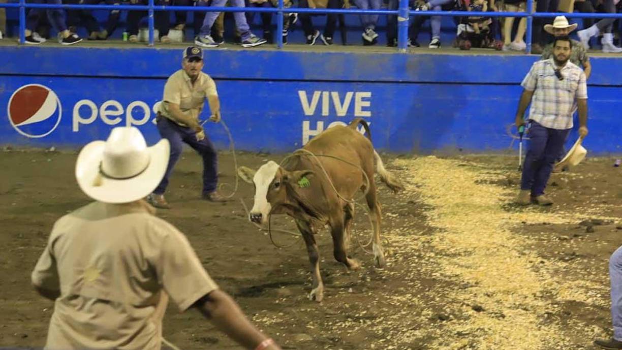 ¡Feria Juniana! Sampedranos se entretienen en el Campo Agas