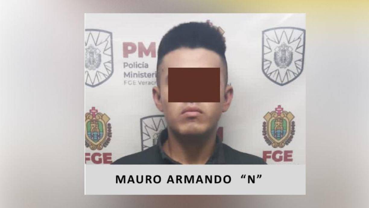 Vecinos, al enterarse, indicaron que por la madrugada, tras los gritos, vieron salir de la cochera el vehículo de la joven, lo cual se presume que fue manejado por el posible feminicida.