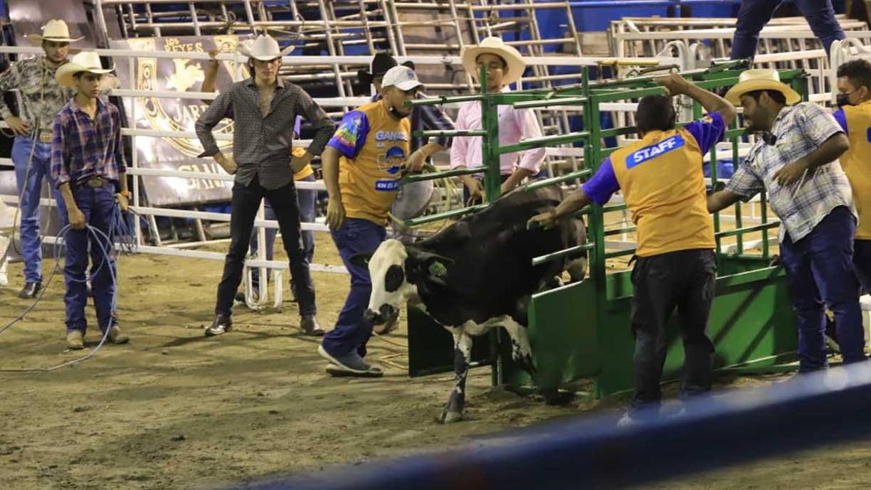 ¡Feria Juniana! Sampedranos se entretienen en el Campo Agas