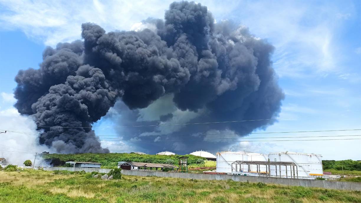 Sabines dijo que los equipos estaban preparando un operativo para atacar las llamas con espuma, pero esto “puede demorar un poco”. “Las labores se intensifican para combatir un fuego que no cede. Otro día decisivo”, señaló el lunes en Twitter la Presidencia de Cuba.