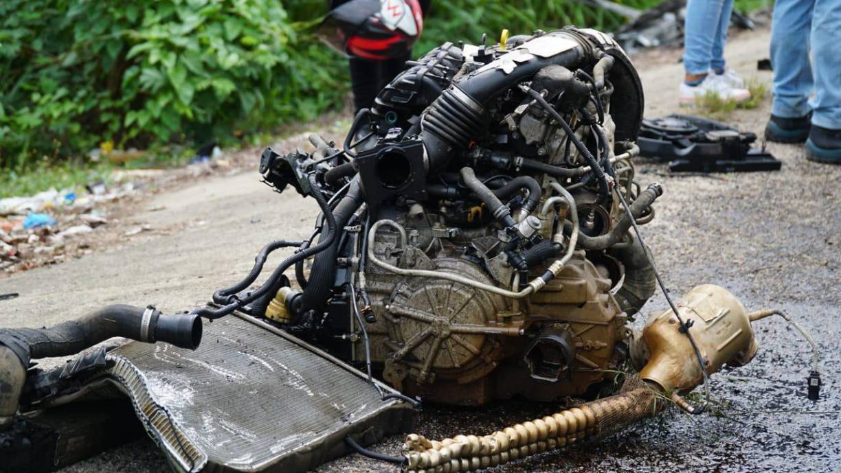 El impacto fue tan fuerte que el motor de la Ford Escape se desprendió y quedó a un lado de la carretera.